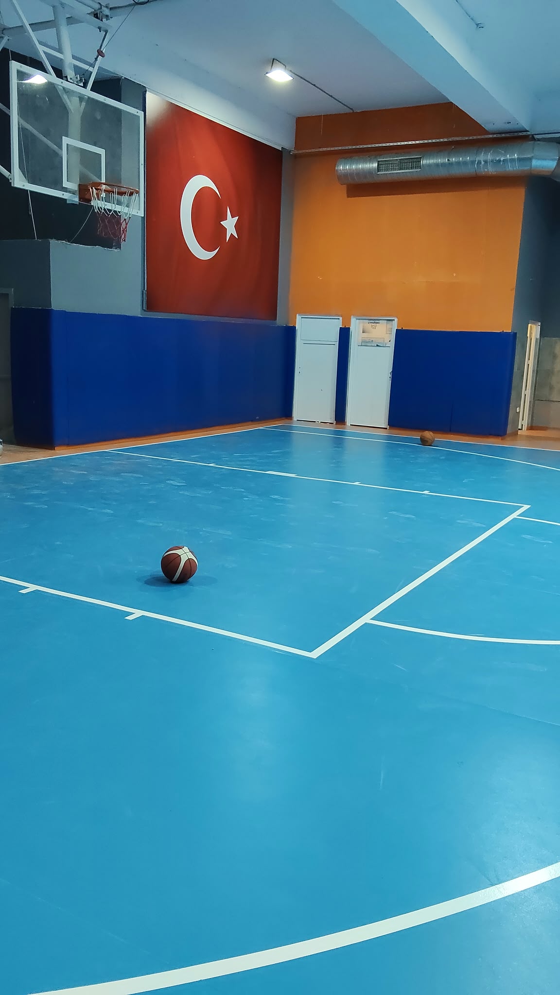Mavi PVC spor zemini ve basketbol sahası çizgileri